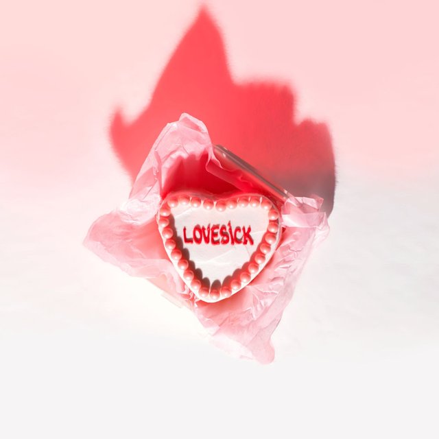 Pochette de Lovesick Recipe : un bonbon en forme de cœur marqué « Lovesick », dans un emballage rose