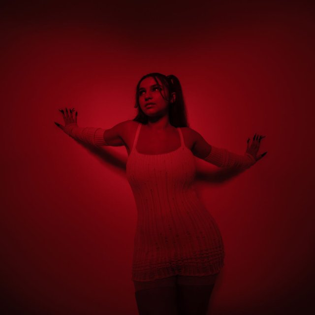 Pochette de Walk Away : une femme, les bras écartés, baignée de lumière rouge