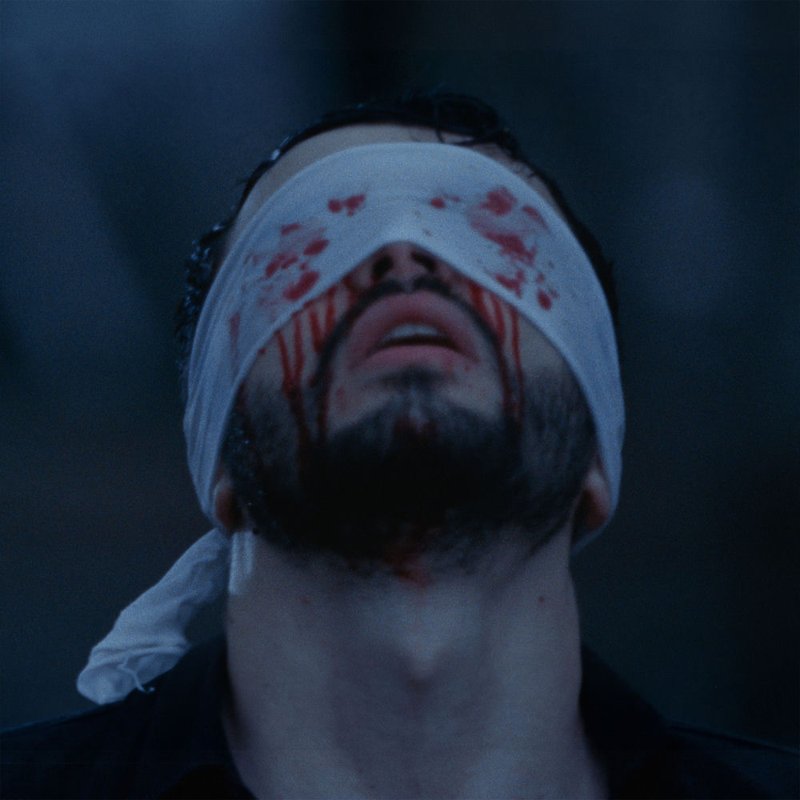Pochette de Blood & Porcelain : un homme, les yeux couverts d’un bandage taché de sang