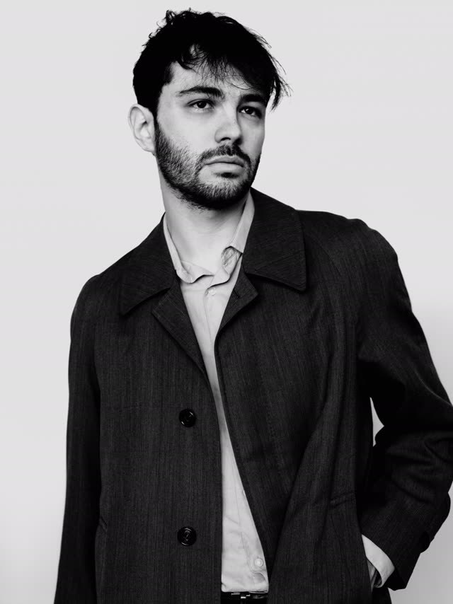 Rosenfeld en long manteau, en noir et blanc