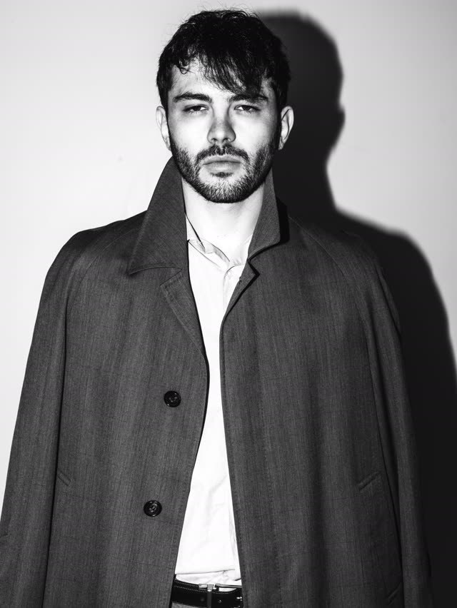 Rosenfeld en long manteau, en noir et blanc