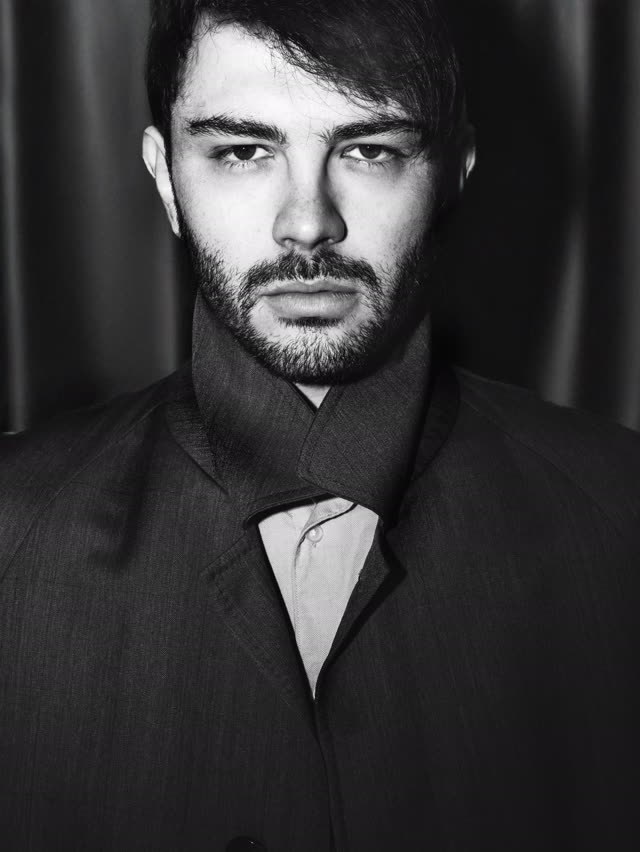 Portrait serré de Rosenfeld en manteau sombre