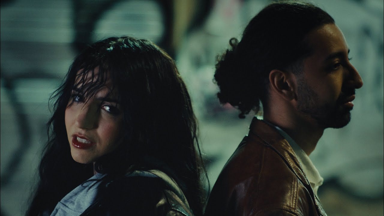Une scène du clip de you broke my heart : Myla et kobzx2z devant un mur de graffitis